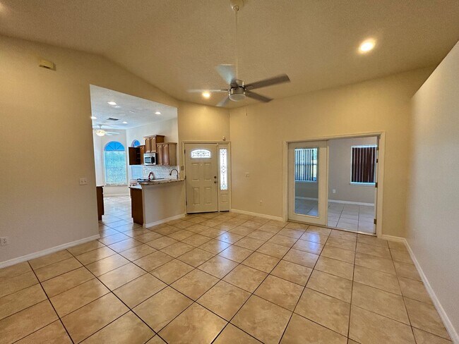 Foto del edificio - 4 Bedroom 2 Bath Single Family Home in Orl...
