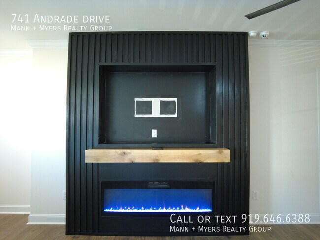 Building Photo - 741 Andrade Dr