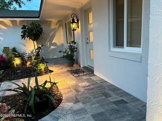 Building Photo - 937 Espinado Ave