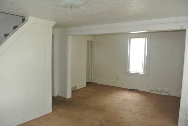 Building Photo - 2 Bedroom House!