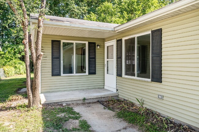 Building Photo - Updated 2-bedroom Duplex at $1150/month
