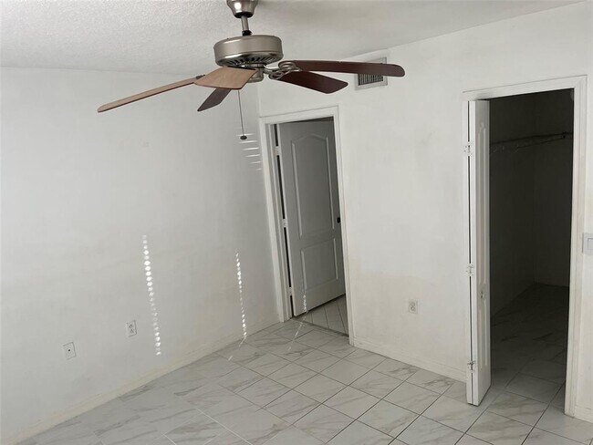 Foto del edificio - 2200 NW 78th Ave