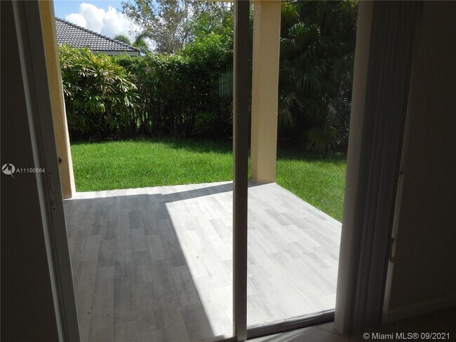 Foto del edificio - 1520 Tamarind Ct