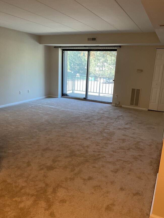 Sala de estar con balcón - 21 Oakridge Dr