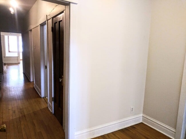 Building Photo - 709 W Cornelia Ave