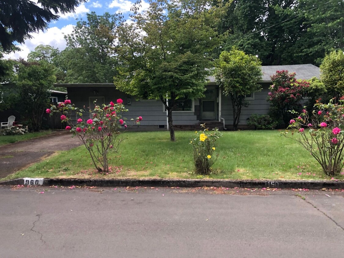 Charming 2 or 3 bedroom, 1 bath home in Great Location! - Charming 2 or 3 bedroom, 1 bath home in Great Location!