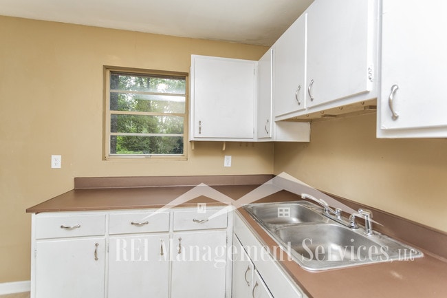 Building Photo - 4611 Oak Dr