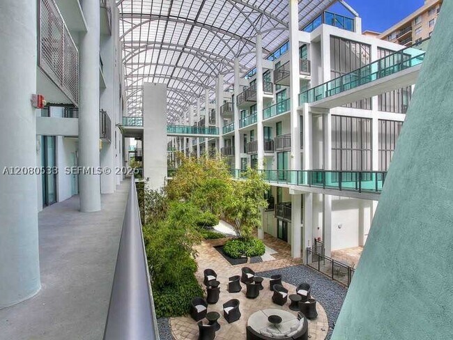 Foto del edificio - 6000 Collins Ave