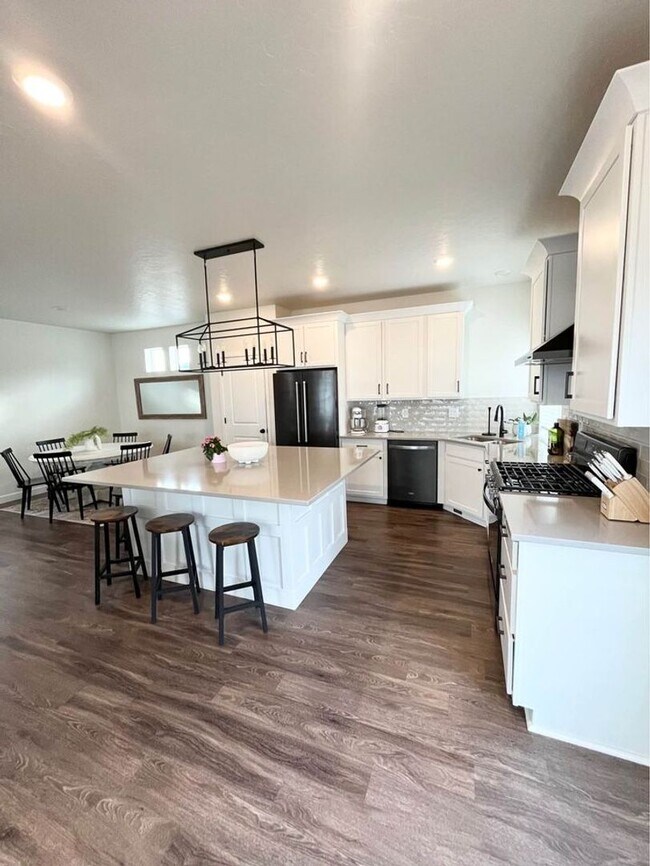 Building Photo - Lovely home for rent in Saratoga Springs.  (Pet Friendly)