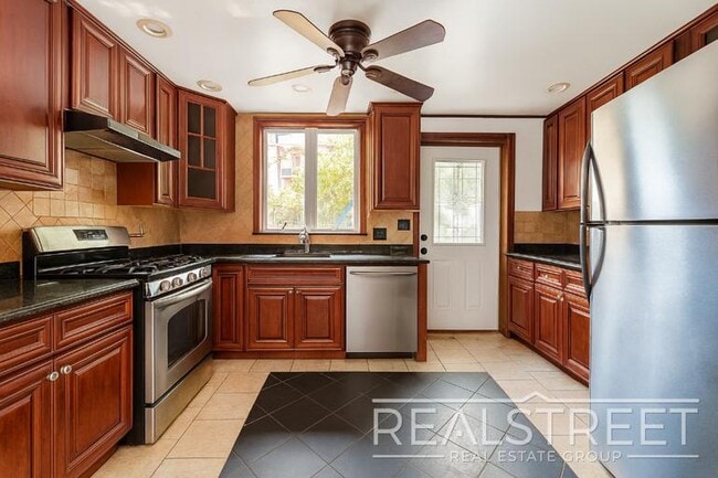 Building Photo - 376 Kosciusko Street – Large 1 Bedroom wit... Building Photo - 376 Kosciusko Street – Large 1 Bedroom wit...