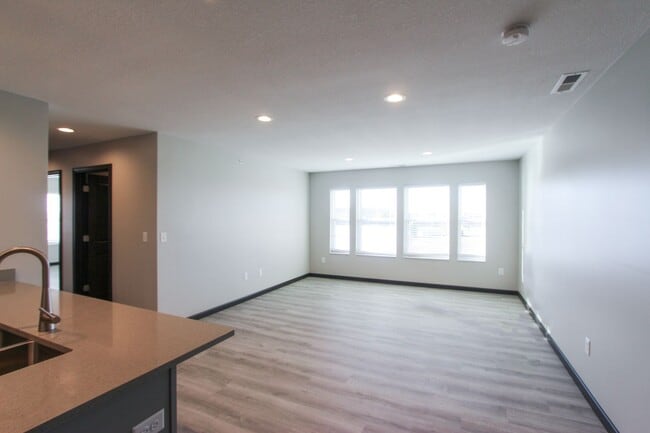 Building Photo - New! Beautiful 2 Bed, 1.5 Bath Apartment i...