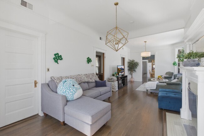 Foto del edificio - 850 W Oakdale Ave