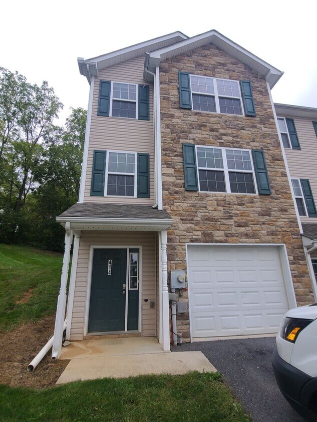Foto principal - 3 Bedroom 2 1/2 bath townhouse in Waynesbo...