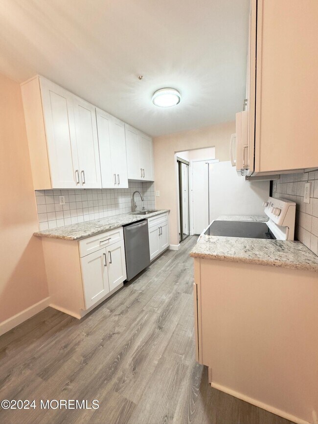 Building Photo - 119 Amberly Dr