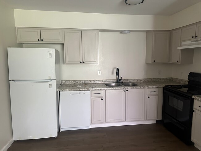 Kitchen - 44166 Simpson Pl