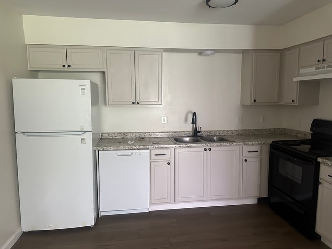 Kitchen - 44166 Simpson Pl