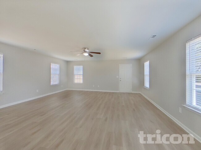 Foto del edificio - 8743 Sharonbrook Dr