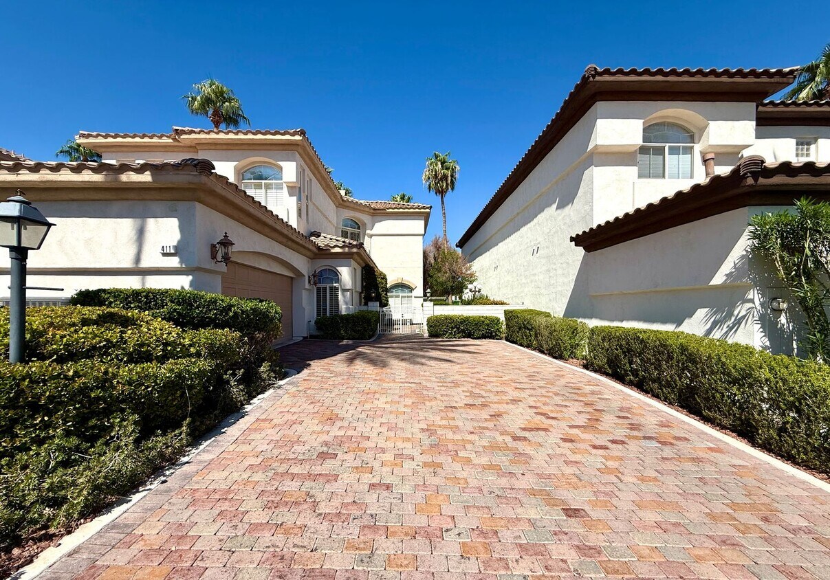 Foto principal - Grand 3 bedroom home with lake and golf co...