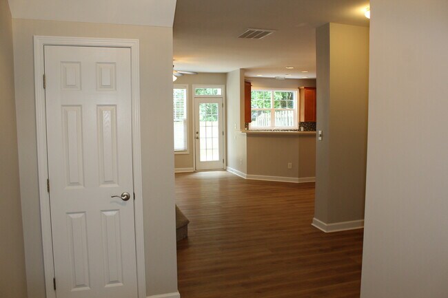 Foto del edificio - 749 Swan Neck Ln
