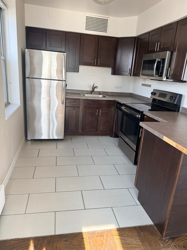 Foto del edificio - 1121 N Waverly Pl