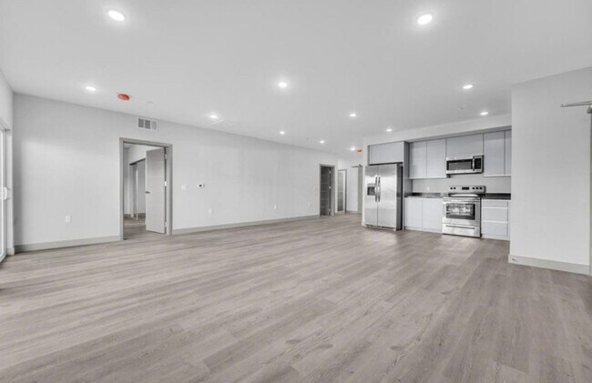 Building Photo - 7040 Woodman Ave