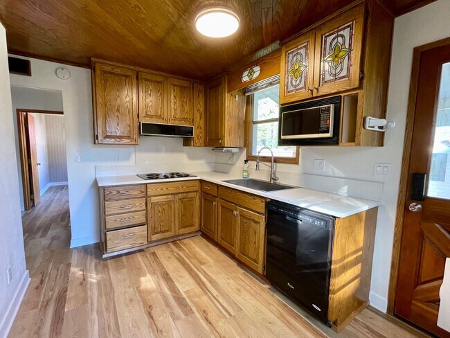 Photo - 2+ Bed / 1 Bath Charming House (with basement) in Sellwood