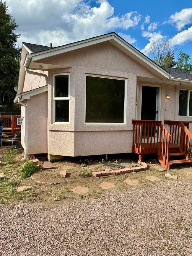 Building Photo - 1127 McArthur Ave