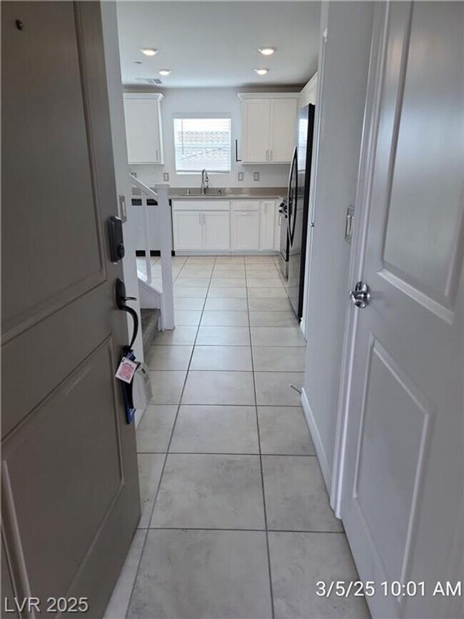 Building Photo - OUTSTANDING TOWNHOME IN GATED HENDERSON CO...