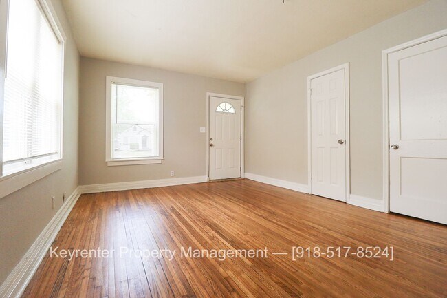 Building Photo - Newly Renovated Duplex!