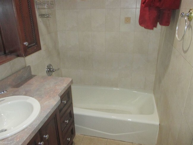 Foto del edificio - 2 br, 1 bath Apartment - 8640 21st Ave