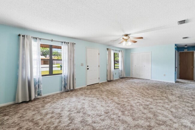 Foto del edificio - Charming 2/2 Spacious Home with/ 1 Car Garage in St. Cloud Close to the Lakefront Park