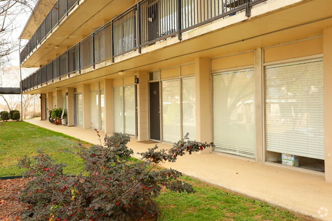Building Photo - 2990 S Rhodes Cir