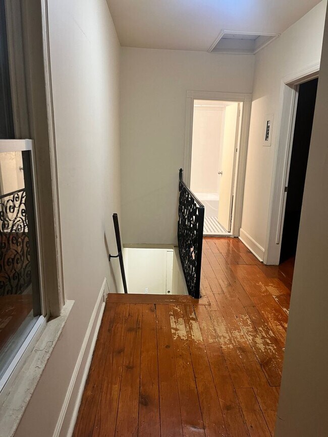 Building Photo - Spacious 2 bedroom in the heart of Montclair!