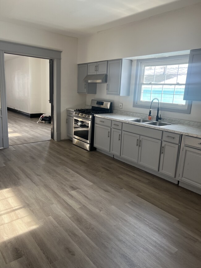 Building Photo - 40 Moselle St