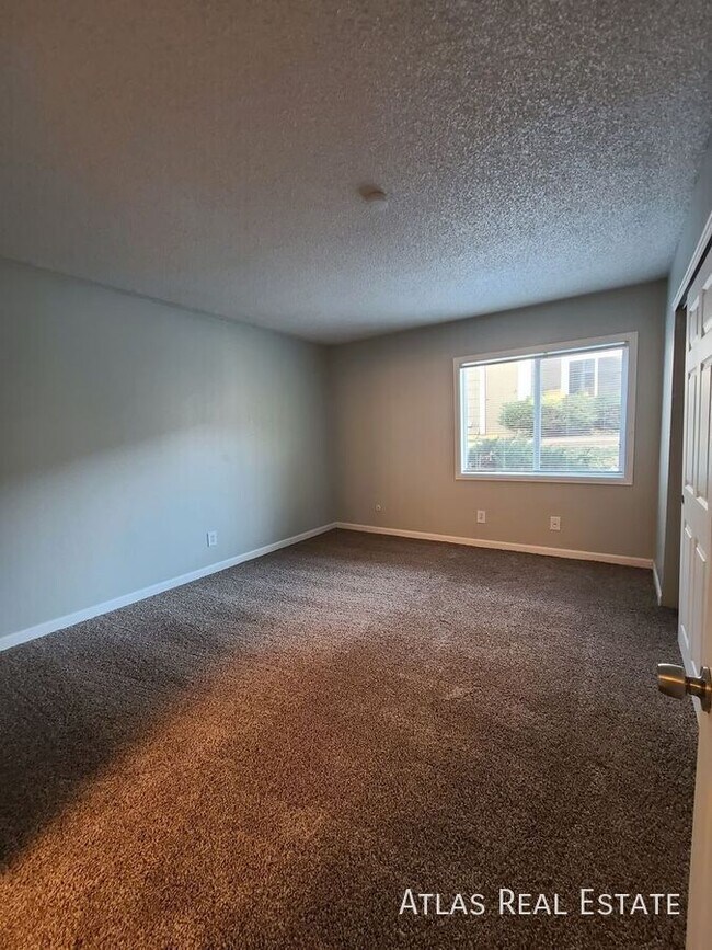 Building Photo - 3 Bedroom/2 Bath with Granite Counters Com...
