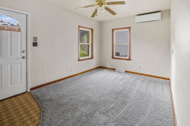 Building Photo - 1 Bedroom/ 1 Bath Home - Fenced in back yard and 1 Stall Garage