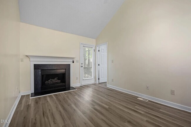 Foto del edificio - Room in Townhome on Oakland Hills Way