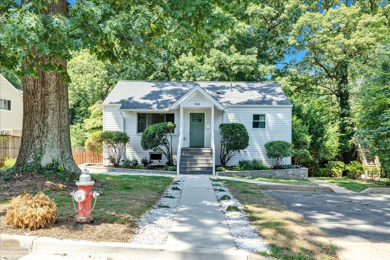 Primary Photo - Exquisite 2-bedroom single-family home