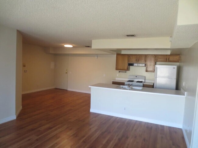 Foto del edificio - 10611 Moorpark St