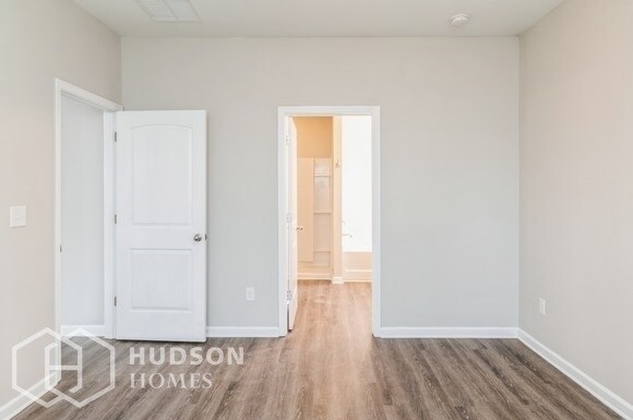 Building Photo - NOW AVAILABLE!  - 208 Hollyhock Ln, Dallas...