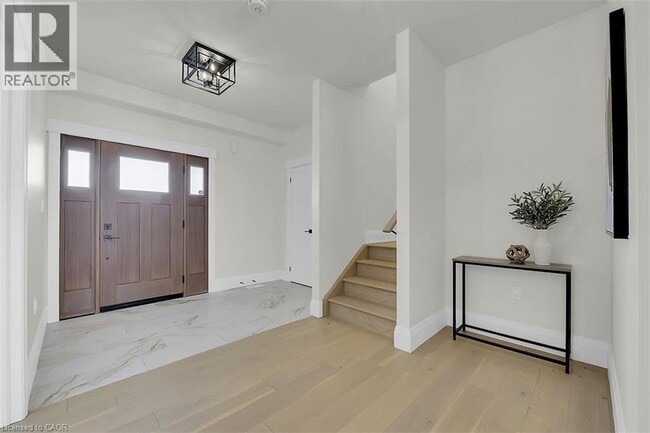 Photo du bâtiment - 8184 Airport Rd E