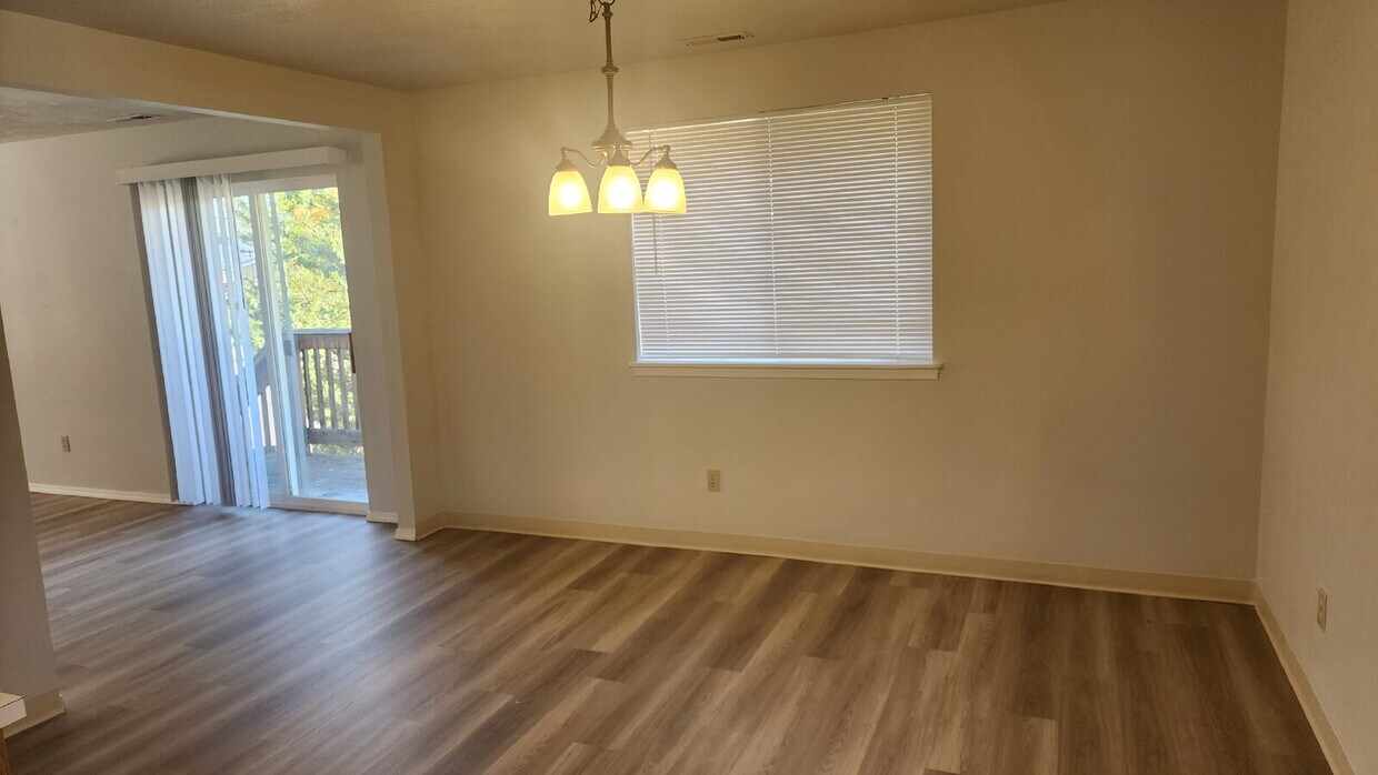 Foto principal - 3 bed, 2 bath - Spacious upstairs duplex o...