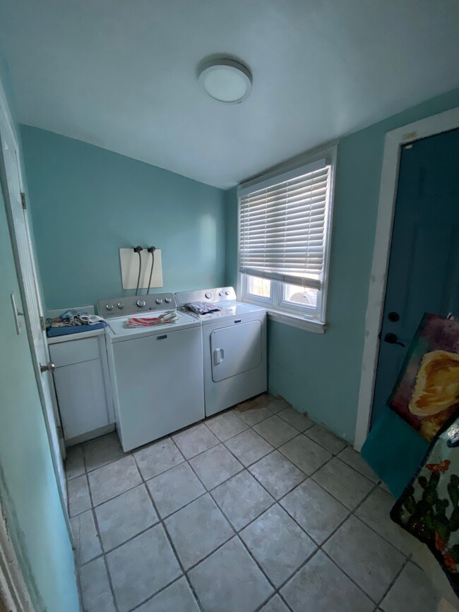 Laundry room w W&D - 125 DuPont St