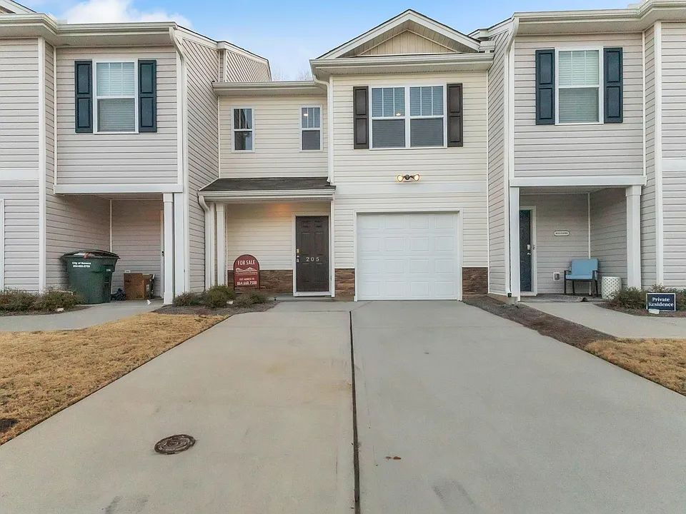 Primary Photo - 3 bed, 2.5 bathroom Townhouse