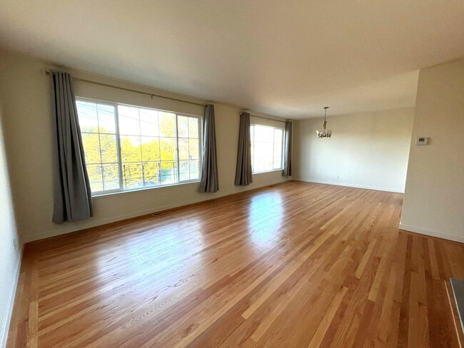 Building Photo - 393 2nd Ave