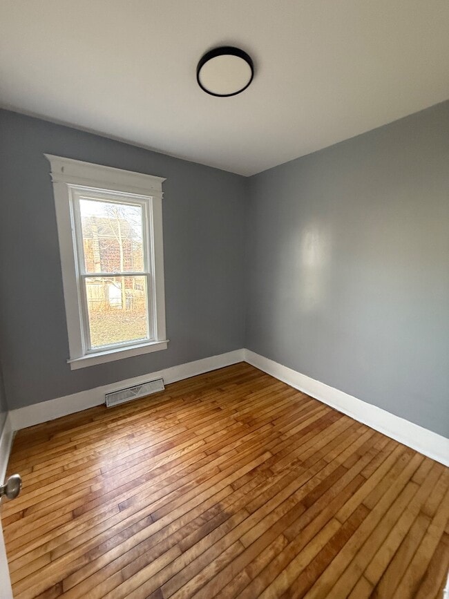 Building Photo - 912 Saratoga St