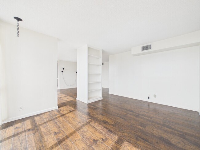 Foto del edificio - 5001 Woodway Dr