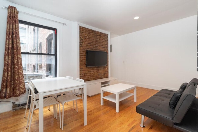 Building Photo - 322 E 93rd St