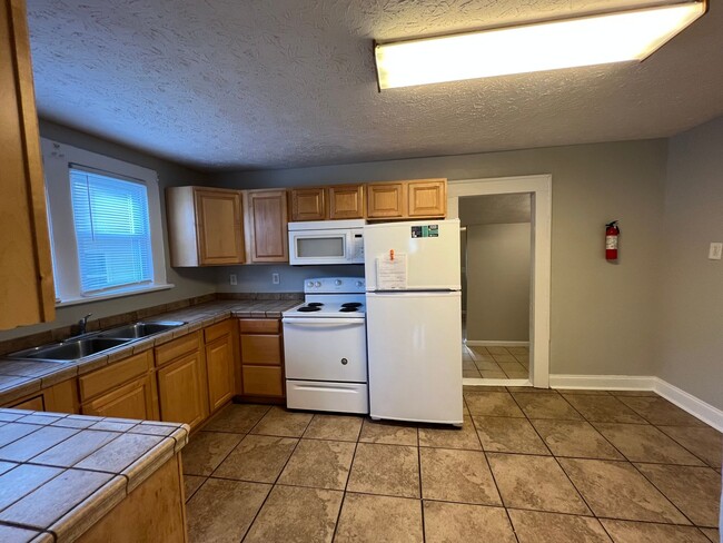 Building Photo - 3 BED home with rear patio available July ...