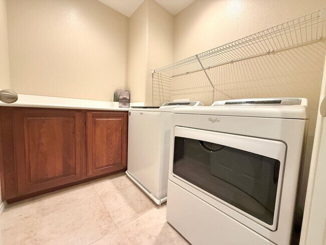 Foto del edificio - Welcome to this 5-Bedroom Henderson Home